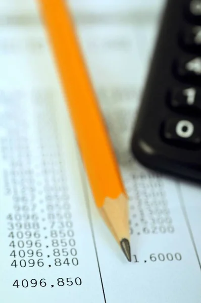 Bleistift Und Taschenrechner Auf Dem Lohnzettel Aus Nächster Nähe — Stockfoto