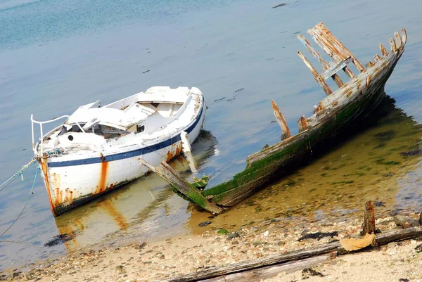 ブルターニュのビーチで難破船 — ストック写真