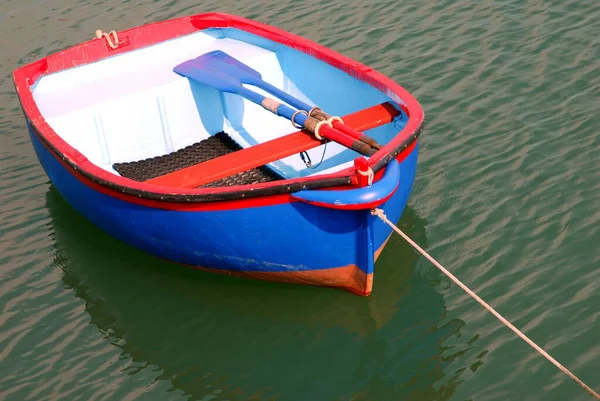 Ruderboot Auf Dem Wasser Mit Seinen Rudern — Stockfoto