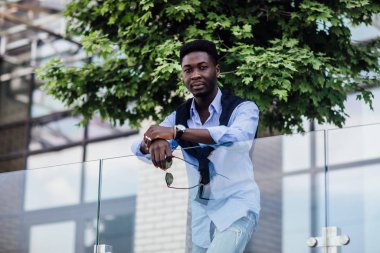 Sokakta gülümseyen mutlu genç adam, seçici odaklanma 