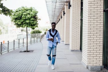 Sokakta gülümseyen mutlu genç adam, seçici odaklanma 