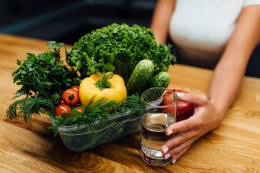 Modern mutfakta yemek yiyen aç kadın, seçici odaklanma.