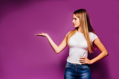 Mor arka planda poz veren güzel bir genç kadının portresi. 