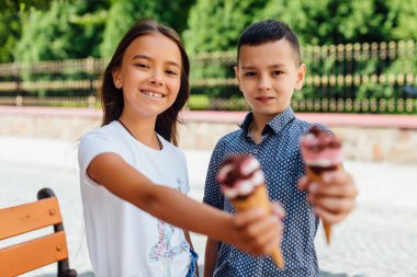 Erkek ve kız taze dondurma yiyorlar, seçici odaklanma. 