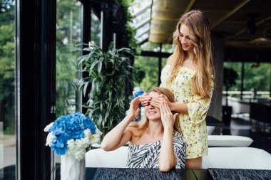 Mutlu bir anne ve kız yaz tatili kafesinde dinleniyor. 