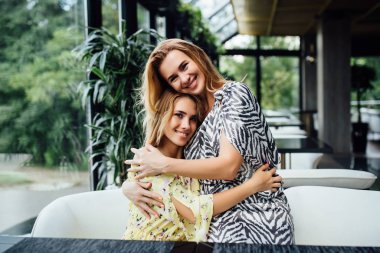 Mutlu bir anne ve kız yaz tatili kafesinde dinleniyor. 