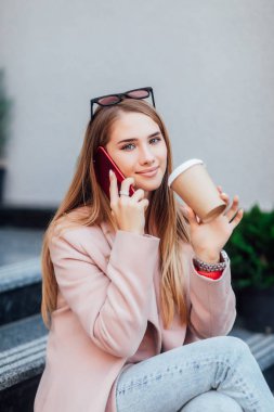 Telefon, seçici odak kullanan genç kadın