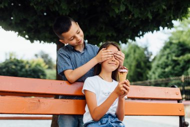 Gülümseyen çocuklar birlikte zaman geçirir, seçici odaklanırlar.
