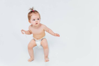 Beyaz arka plan üzerinde izole güzel bebek kız