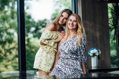 Mutlu bir anne ve kız yaz tatili kafesinde dinleniyor. 