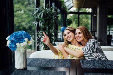 Mutlu bir anne ve kız yaz tatili kafesinde dinleniyor. 