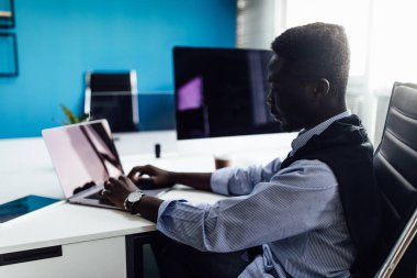 Ofiste çalışan genç işadamı, seçici odaklanma