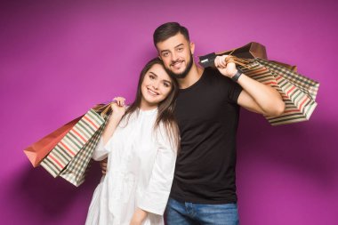 Menekşe arka planda lüks çantalı bir çift