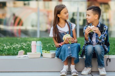 Çocuklar öğle yemeği sırasında dışarıda, seçici bir odak