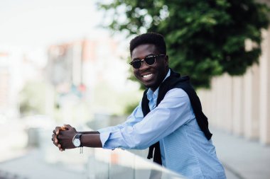 Sokakta gülümseyen mutlu genç adam, seçici odaklanma 