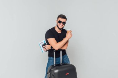 Genç iş adamı portresi, pasaport, bavul ve telefon ile turist beyaz arka planda izole 