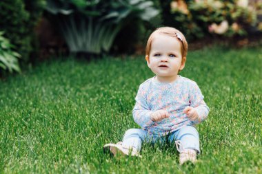 Parktaki tatlı küçük kız, ön plana odaklan.