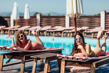 İki kadın bilardo oynuyor.