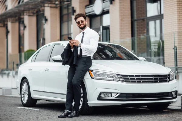 Schöner Junger Geschäftsmann Der Nähe Eines Neuen Weißen Autos Selektiver — Stockfoto