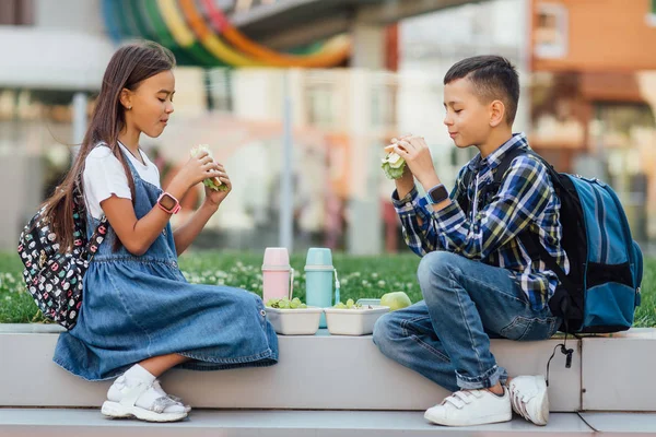 Kinder Während Des Mittagessens Freien Selektiver Fokus — Stockfoto