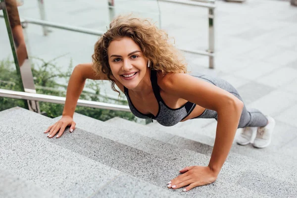 Hermosa Mujer Ropa Deportiva Haciendo Ejercicios Aire Libre — Foto de Stock