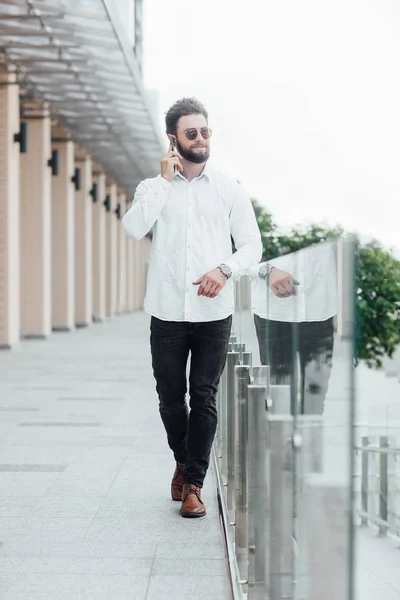 Hombre Elegante Usando Teléfono Aire Libre Enfoque Selectivo —  Fotos de Stock