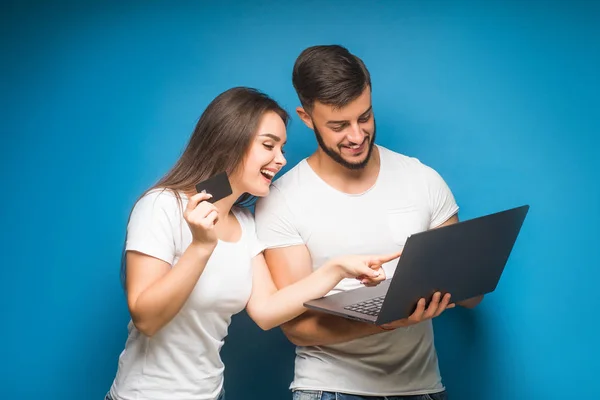 Retrato Feliz Pareja Joven Sobre Fondo Azul — Foto de Stock