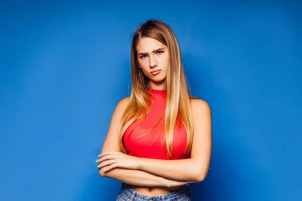 Ung Vacker Kvinna Poserar Blå Bakgrund — Stockfoto