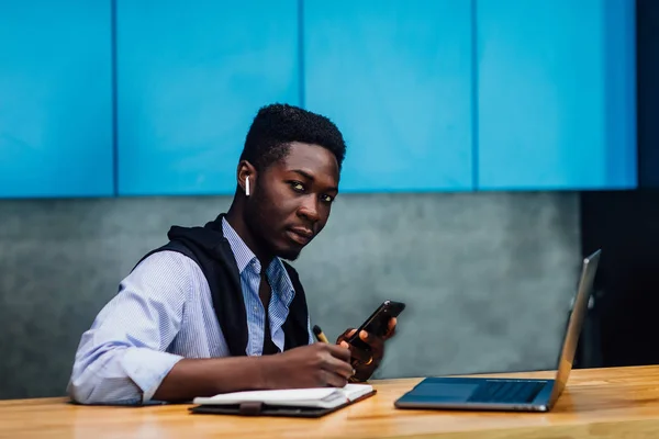 Young Man Using Laptop Selective Focus — Stock Photo, Image
