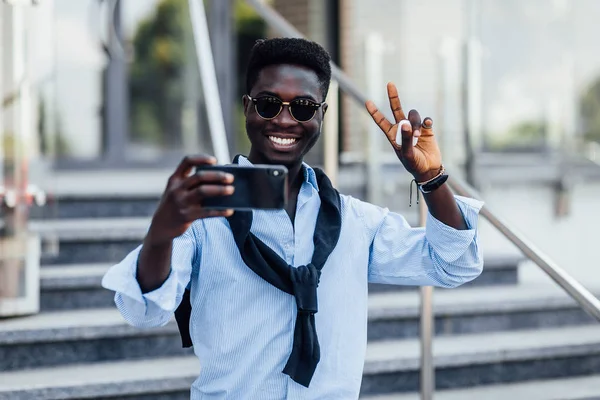 Bonito Turista Africano Fazendo Selfie Por Telefone Rua — Fotografia de Stock