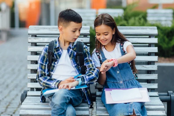 Kleine Jungen Und Mädchen Mit Smarten Uhren Freien Selektiver Fokus — Stockfoto