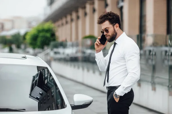 Guapo Joven Hombre Negocios Cerca Nuevo Coche Blanco Enfoque Selectivo — Foto de Stock