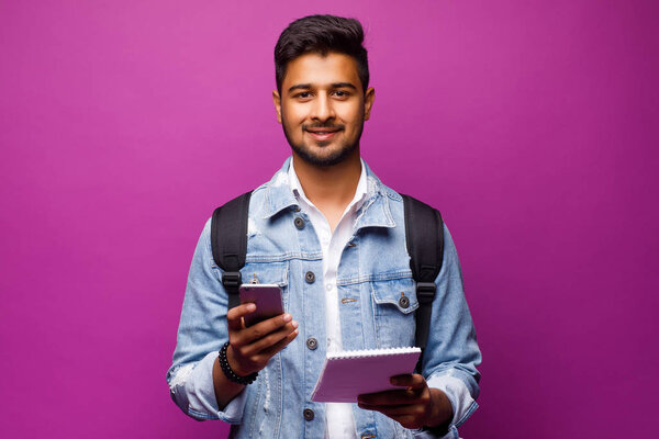 Симпатичный индиец на фиолетовом фоне
