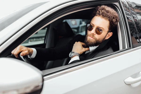 ハンサムな若いビジネスマンの運転車 選択的な焦点 — ストック写真