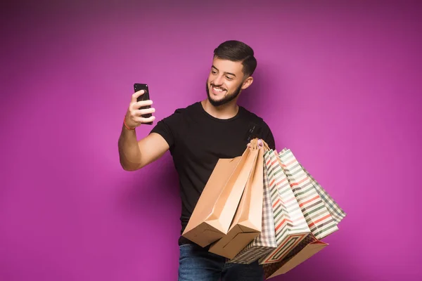 Hombre Joven Con Bolsas Compras Con Teléfono Las Manos Posando —  Fotos de Stock
