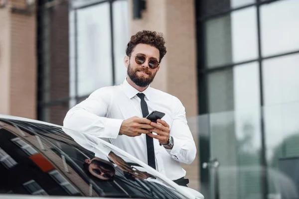 Guapo Joven Hombre Negocios Cerca Nuevo Coche Blanco Enfoque Selectivo — Foto de Stock