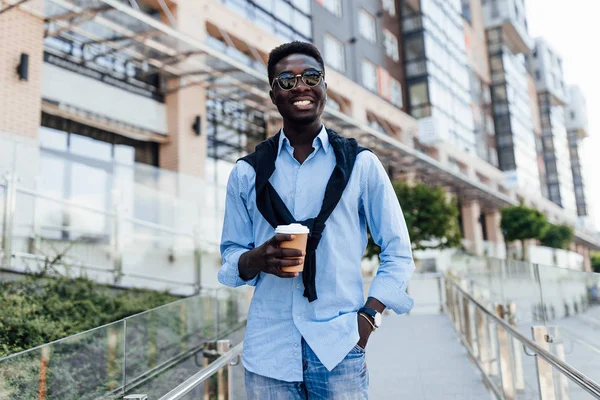 Jovem Feliz Sorrindo Rua Foco Seletivo — Fotografia de Stock