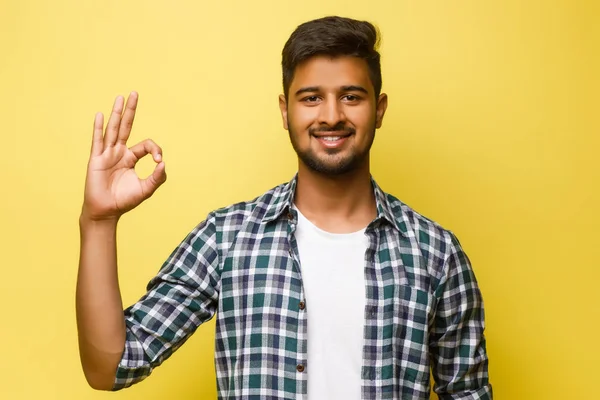 Jonge Indiaanse Man Zoek Als Toerist Oke Teken Concept Gele — Stockfoto