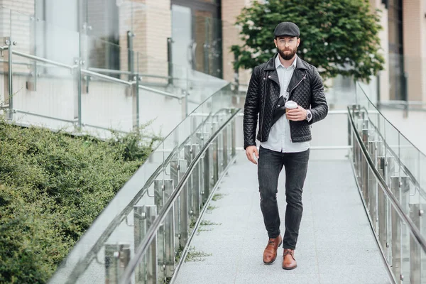 Barbudo Hombre Con Estilo Calle Enfoque Selectivo — Foto de Stock