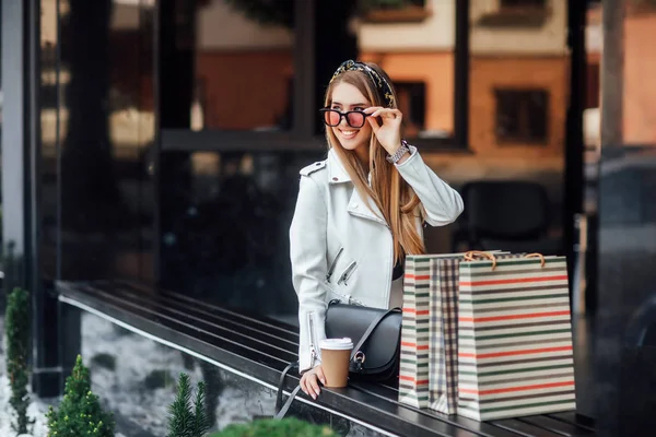 Hermosa Joven Rubia Con Bolsas Compras Enfoque Selectivo — Foto de Stock