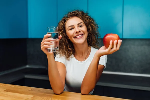 Mujer Hambrienta Comiendo Cocina Moderna Enfoque Selectivo — Foto de Stock