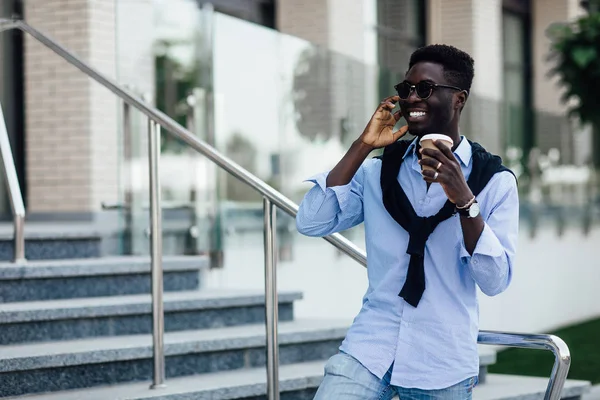 Jovem Feliz Sorrindo Rua Foco Seletivo — Fotografia de Stock