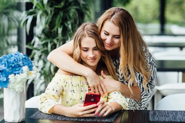 Heureux Belle Maman Fille Reposant Sur Terrasse Café Été — Photo