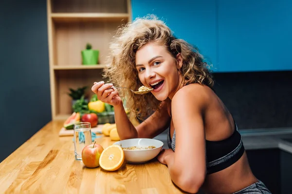 Hermosa Mujer Con Comida Verde Saludable Cocina Moderna — Foto de Stock