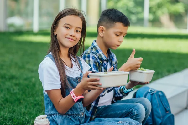 Kinder Während Des Mittagessens Freien Selektiver Fokus — Stockfoto