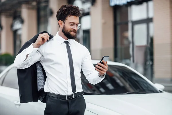 Guapo Joven Hombre Negocios Cerca Nuevo Coche Blanco Enfoque Selectivo — Foto de Stock