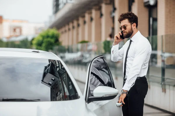 Guapo Joven Hombre Negocios Cerca Nuevo Coche Blanco Enfoque Selectivo — Foto de Stock