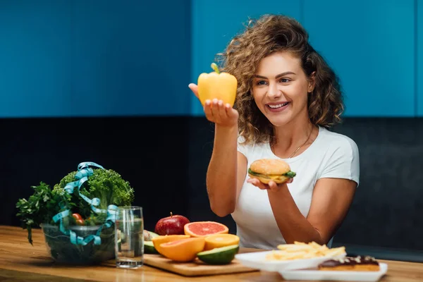 Bella Donna Con Cibo Verde Sano Cucina Moderna — Foto Stock