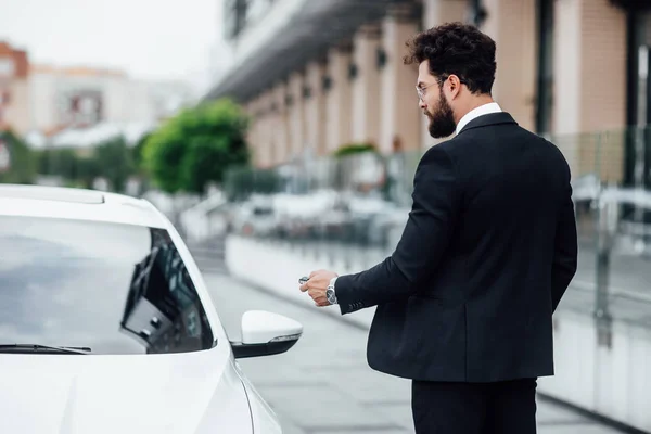 Guapo Joven Hombre Negocios Cerca Nuevo Coche Blanco Enfoque Selectivo — Foto de Stock