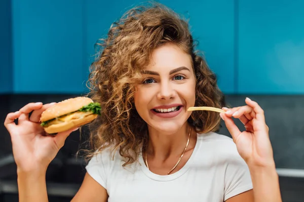 Hungrige Frau Isst Moderner Küche Selektiver Fokus — Stockfoto